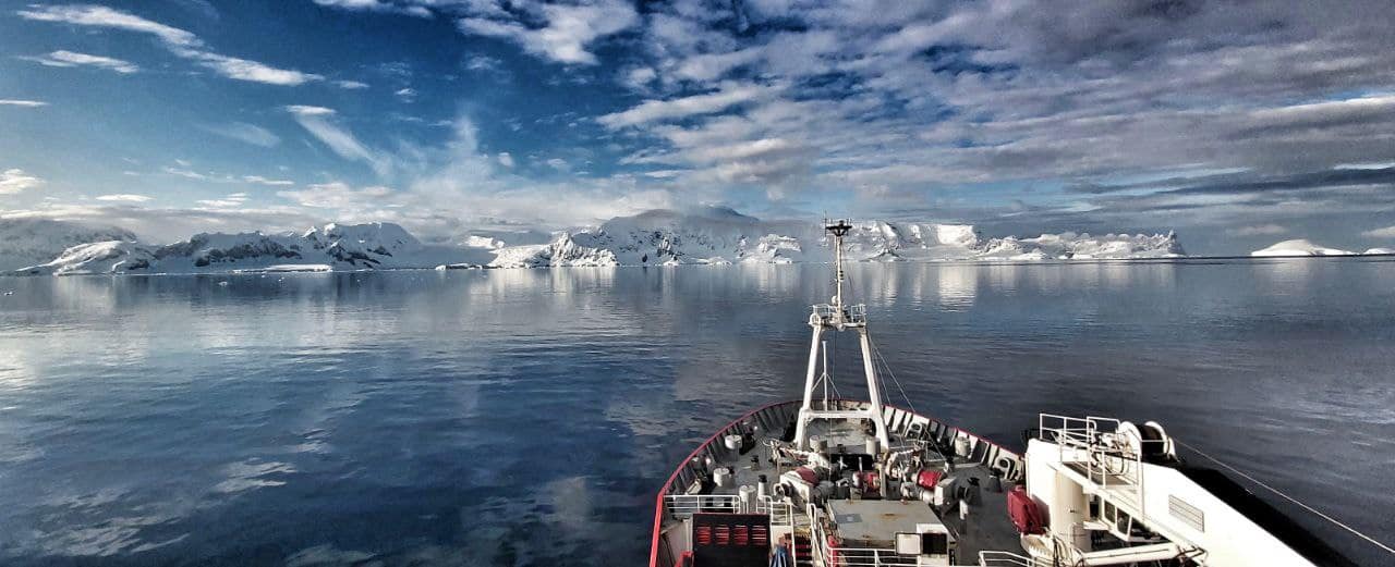 Украинский ледокол прибыл к станции Вернадского: полярники показали потрясающие фото