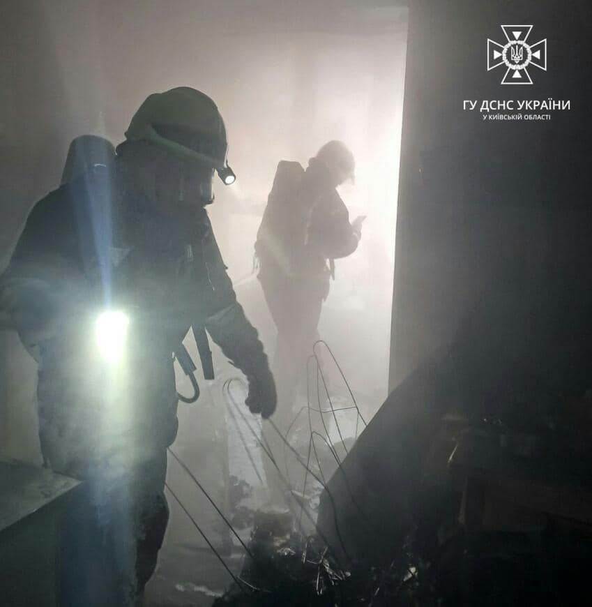 Під Києвом рятувальники через припарковані авто не змогли швидко загасити пожежу (фото)