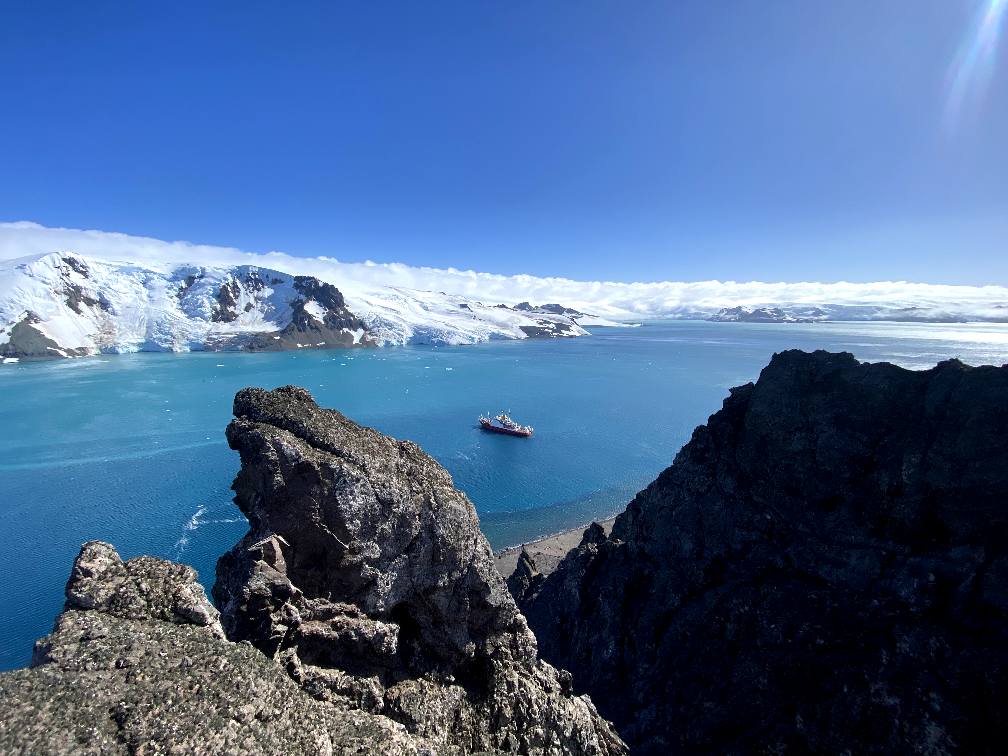 Украинский ледокол прибыл к станции Вернадского: полярники показали потрясающие фото