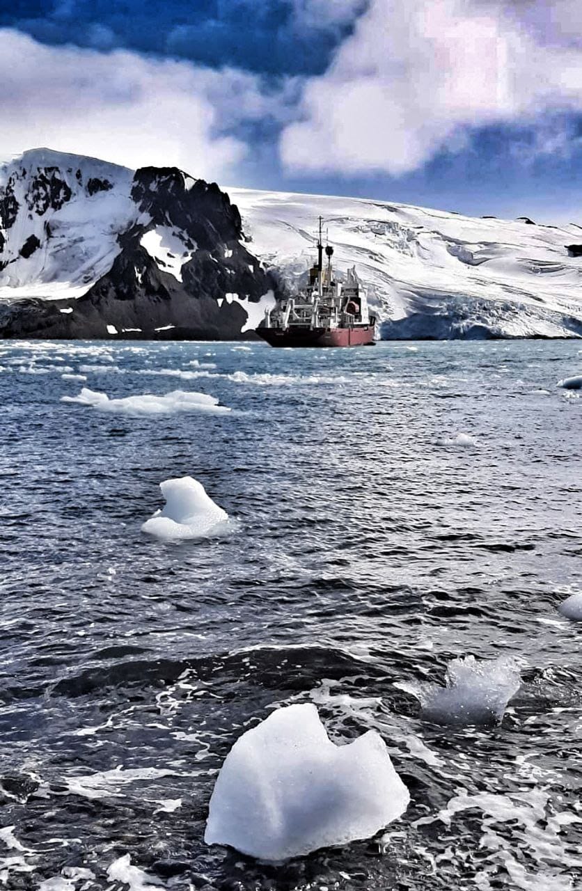 Украинский ледокол прибыл к станции Вернадского: полярники показали потрясающие фото