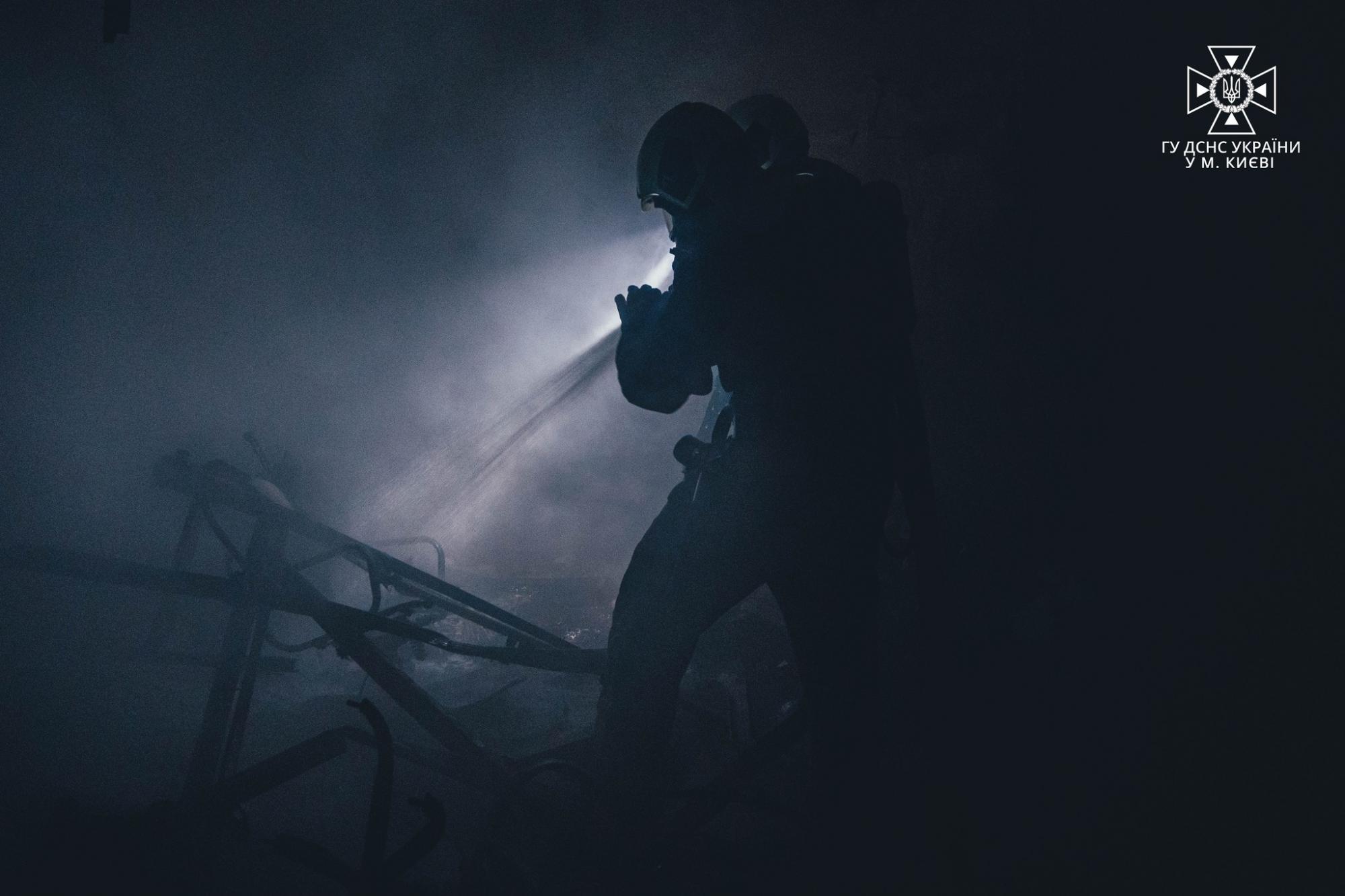 Не смогли применить автолестницу: в Киеве припаркованные машины мешали быстро потушить пожар