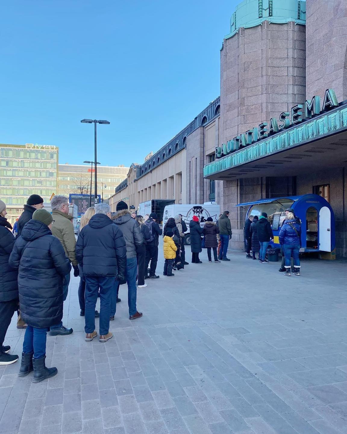 Финский актер закрыл бизнесы в РФ и продает в Хельсинки борщ с пирогами, чтобы помочь Украине