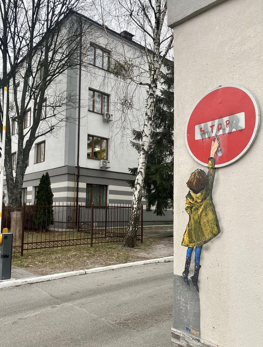У Бучі та Ірпені з'явилися графіті італійського художника TvBoy, який "посадив" Путіна
