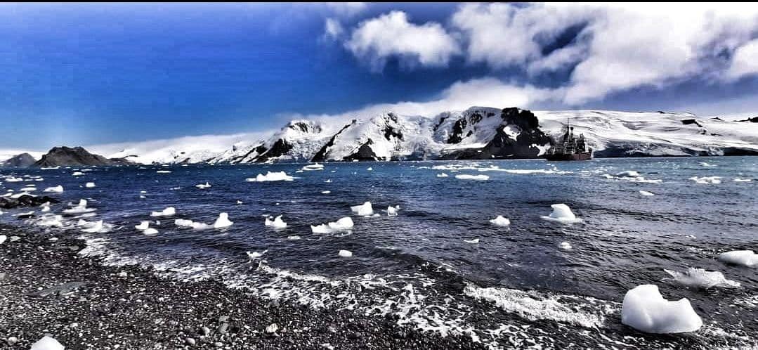 Украинский ледокол прибыл к станции Вернадского: полярники показали потрясающие фото