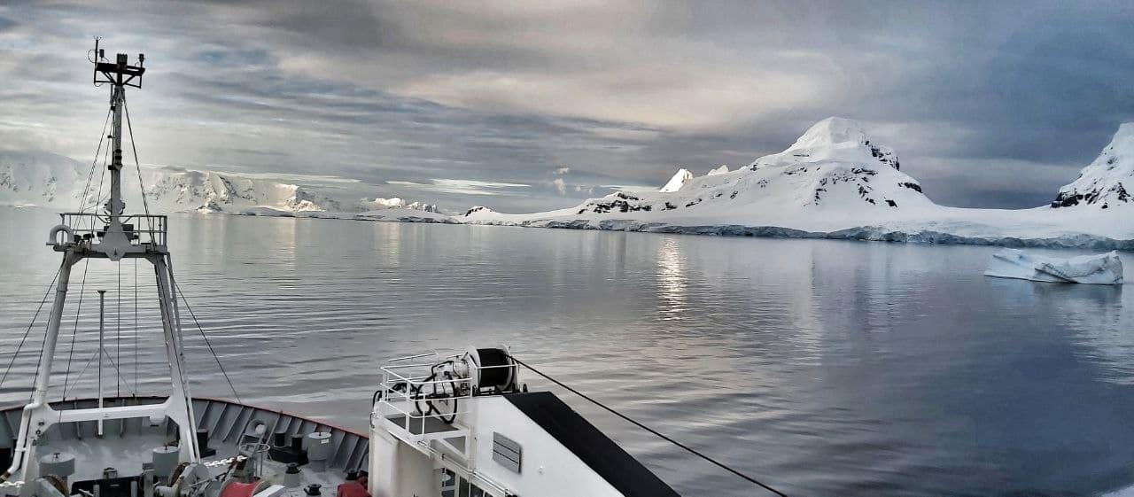 Украинский ледокол прибыл к станции Вернадского: полярники показали потрясающие фото