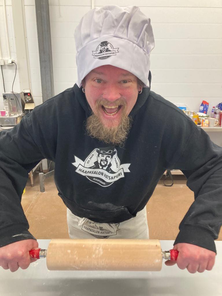 Финский актер закрыл бизнесы в РФ и продает в Хельсинки борщ с пирогами, чтобы помочь Украине