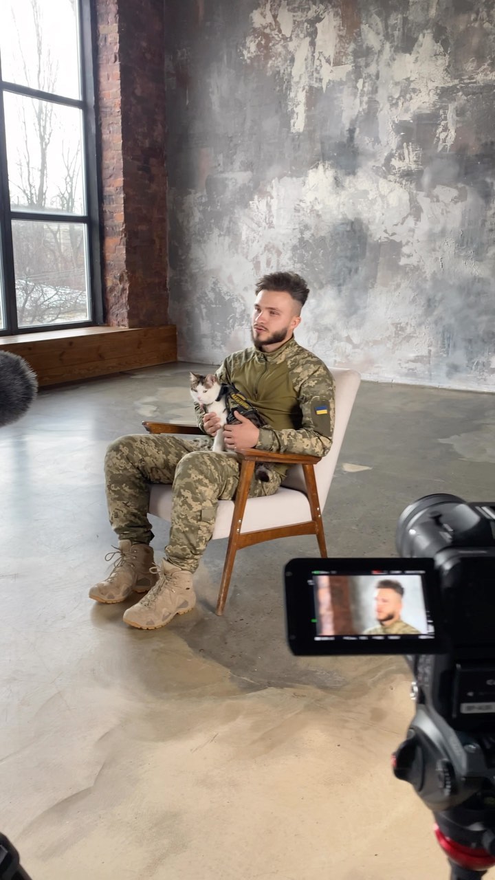 Шукали три тижні всі військові: бойовий кіт Шайба повернувся до власника (фото)