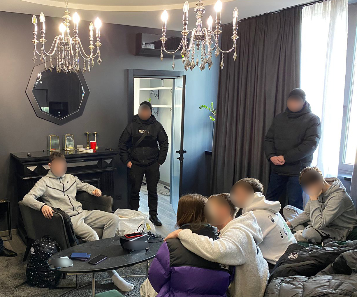 Полиция нашла организаторов пьяных вечеринок в Киеве. Парней требуют посадить в тюрьму