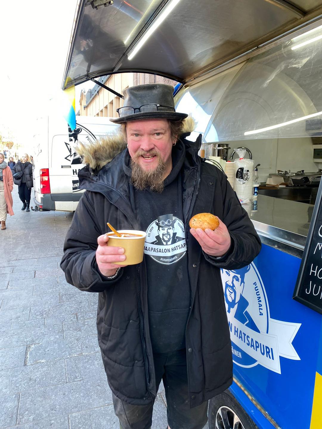 Финский актер закрыл бизнесы в РФ и продает в Хельсинки борщ с пирогами, чтобы помочь Украине
