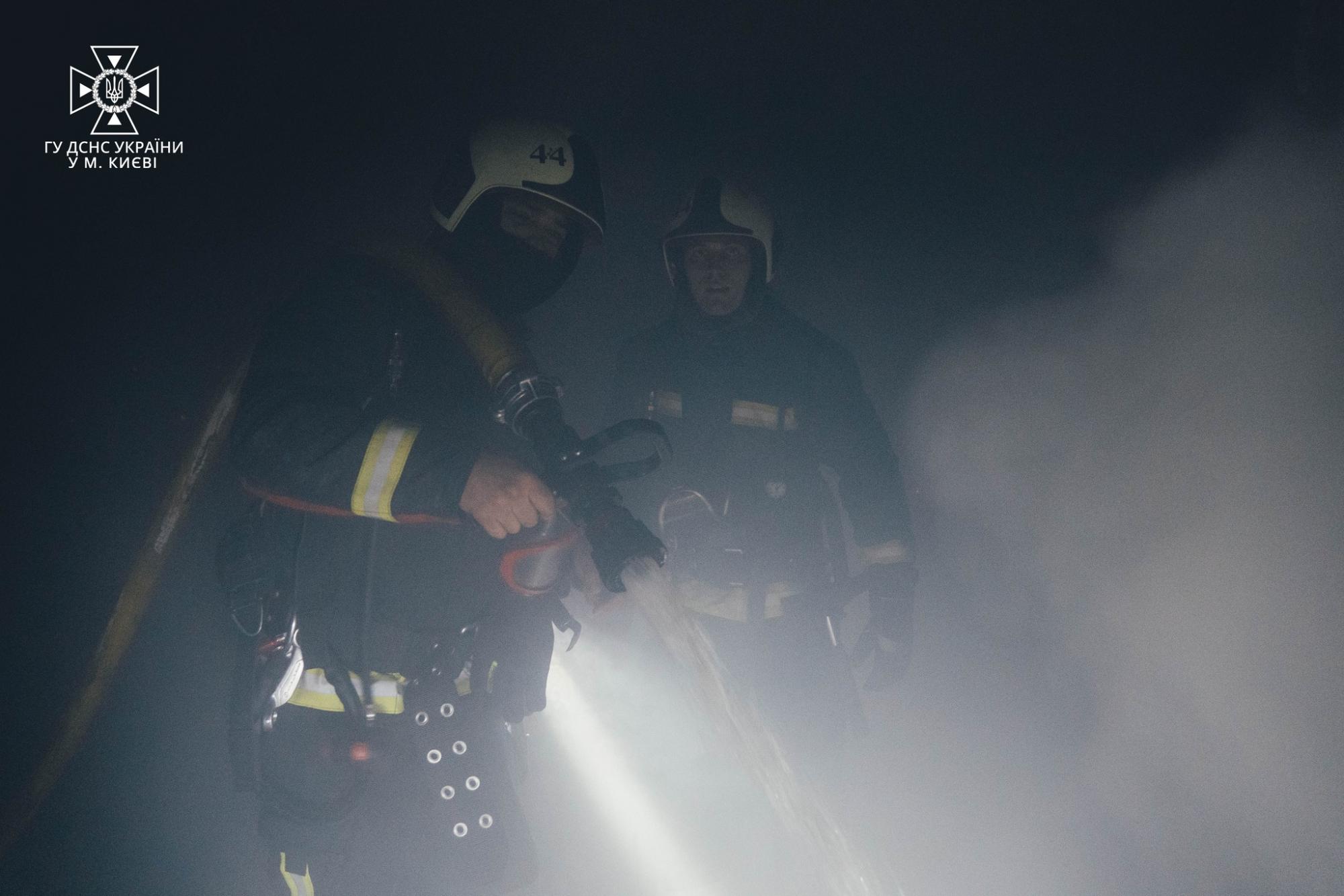 Не смогли применить автолестницу: в Киеве припаркованные машины мешали быстро потушить пожар