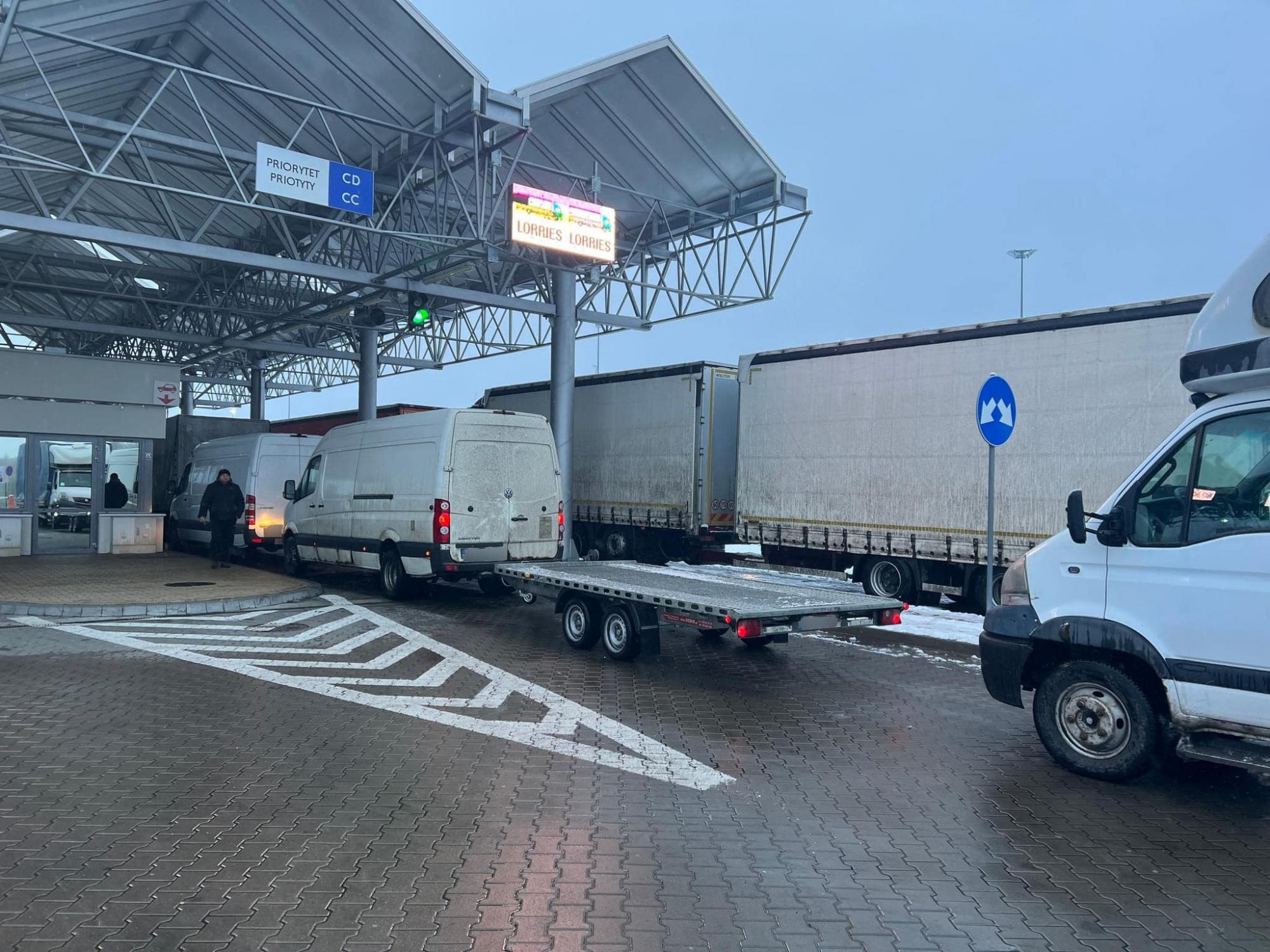 Черги авто. У ДПСУ назвали найбільш завантажені пункти пропуску на кордоні