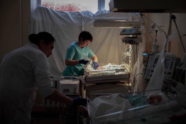 Без света, воды и во время обстрелов: украинские врачи чудом спасли жизнь мальчику