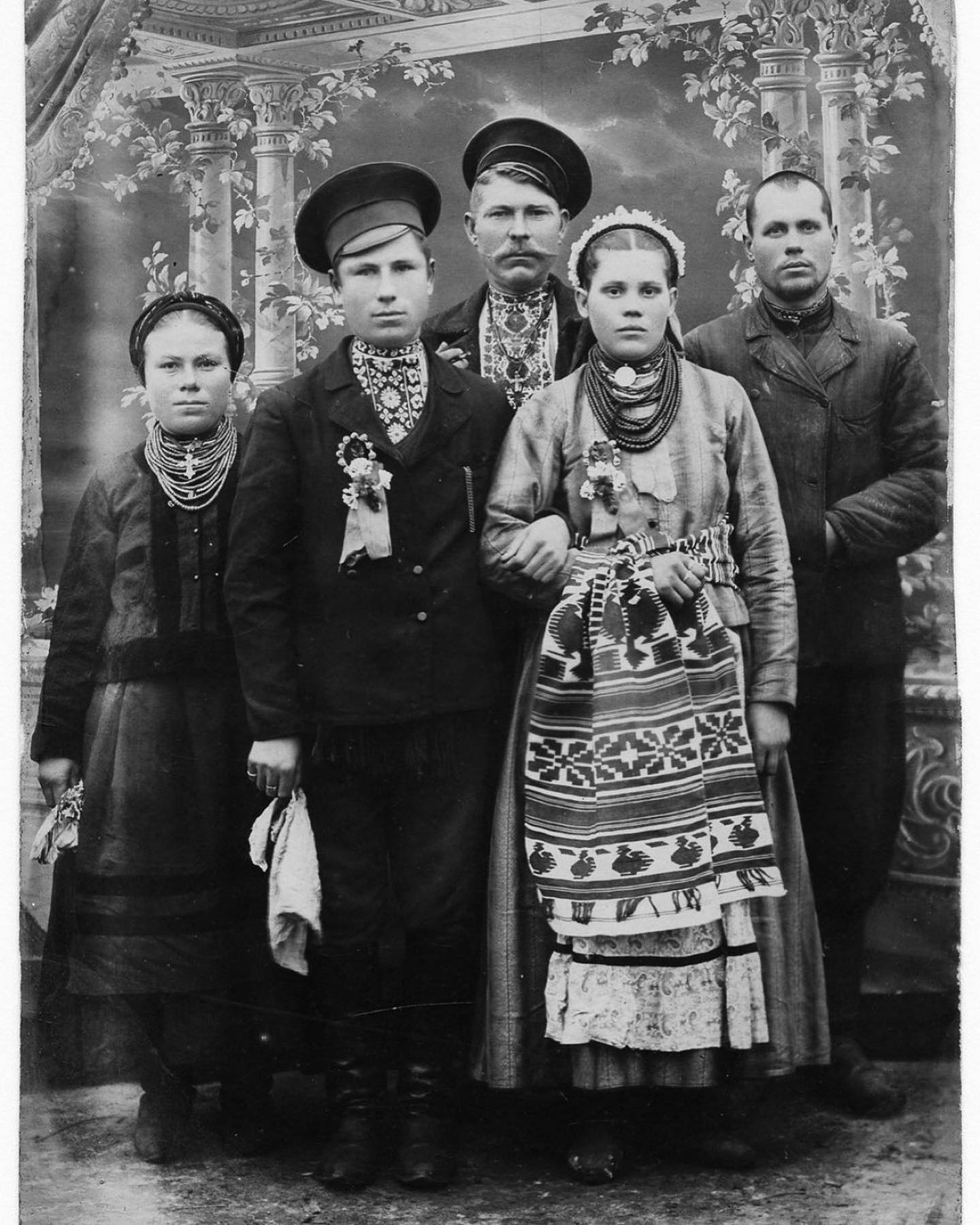 Ось у якому вбранні одружувались українці на початку ХХ століття: 15 весільних фото