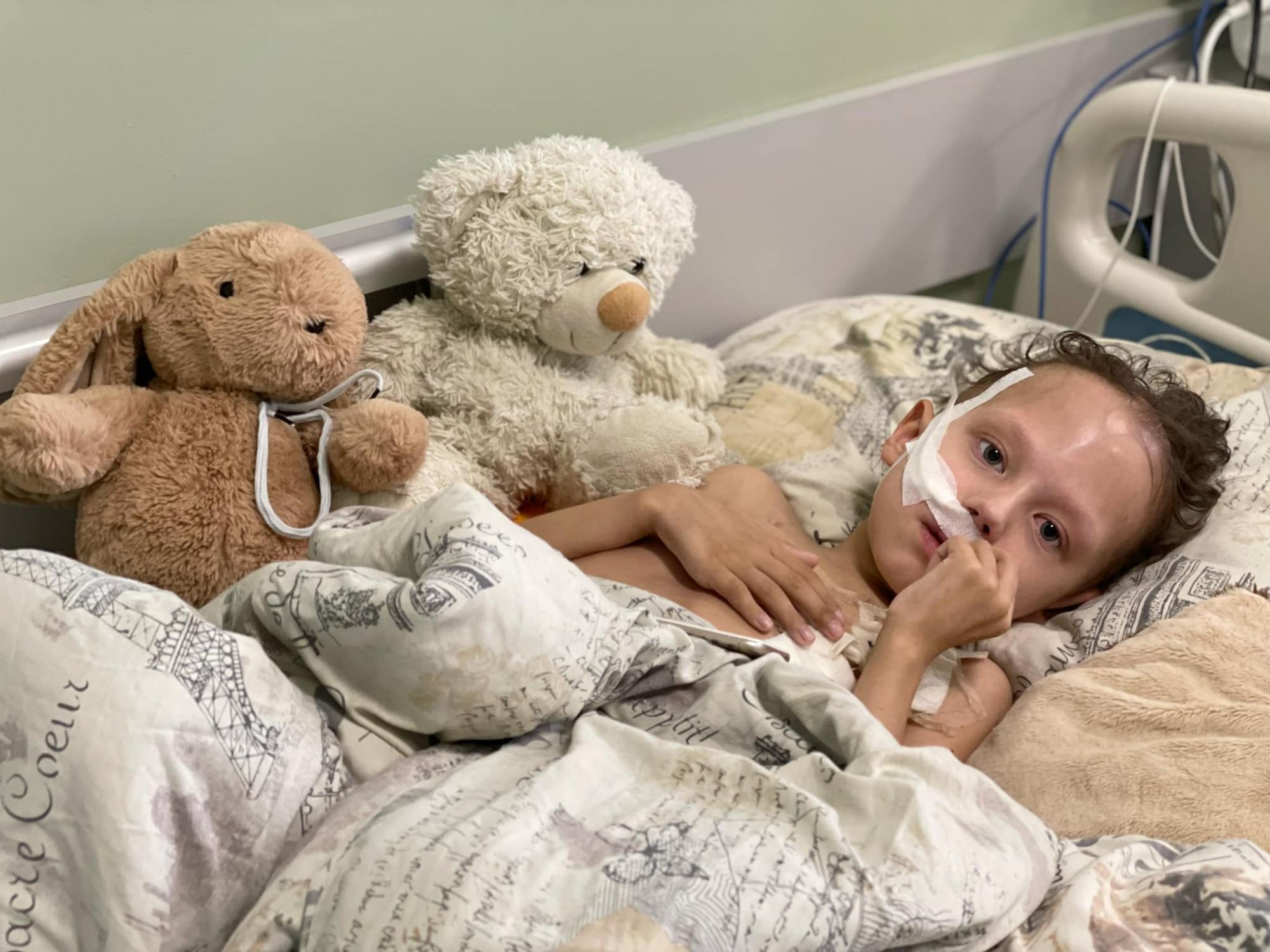 В шесть лет весил 15 кг: украинские врачи спасают мальчика с тяжелой формой рака