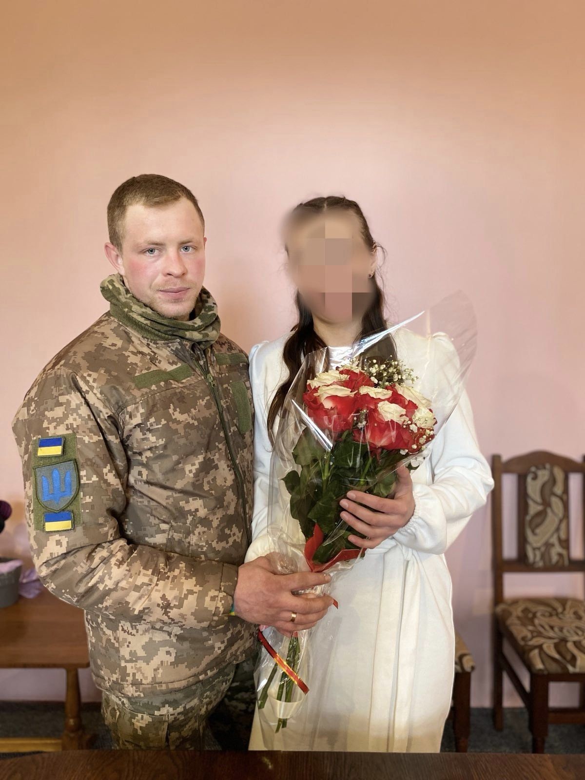 &quot;Молодожены очень ждали этого&quot;: боец ВСУ женился на осужденной девушке (фото)