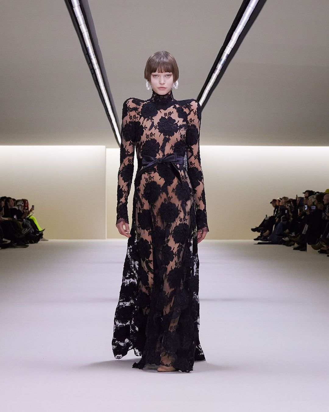 Balenciaga повністю змінила стиль: дивіться фото з секретного показу нової колекції