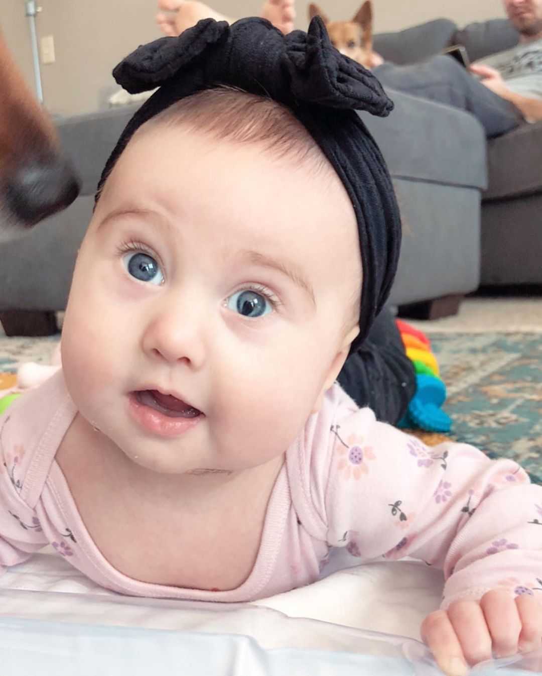 Вот как выглядят люди с генетическим дефектом глаз, который делает взгляд &quot;змеиным&quot;