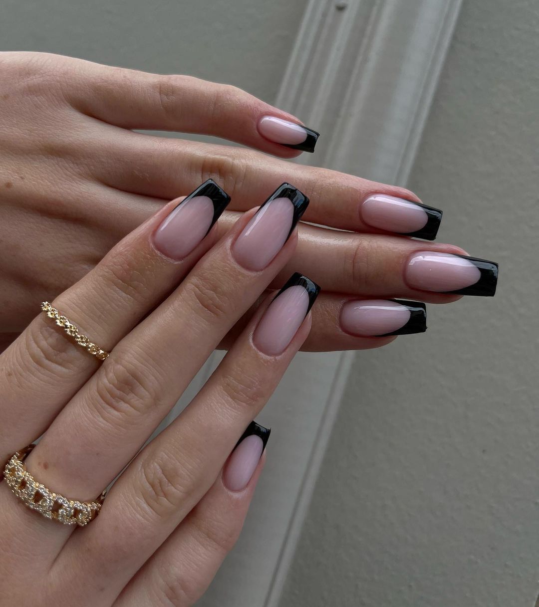 Как выглядит модный черный маникюр на осень 2024 года: идеи стильных дизайнов