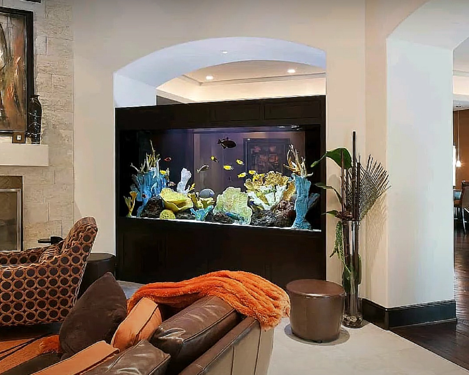 Водная магия. Как сделать аквариум главным украшением интерьера квартиры