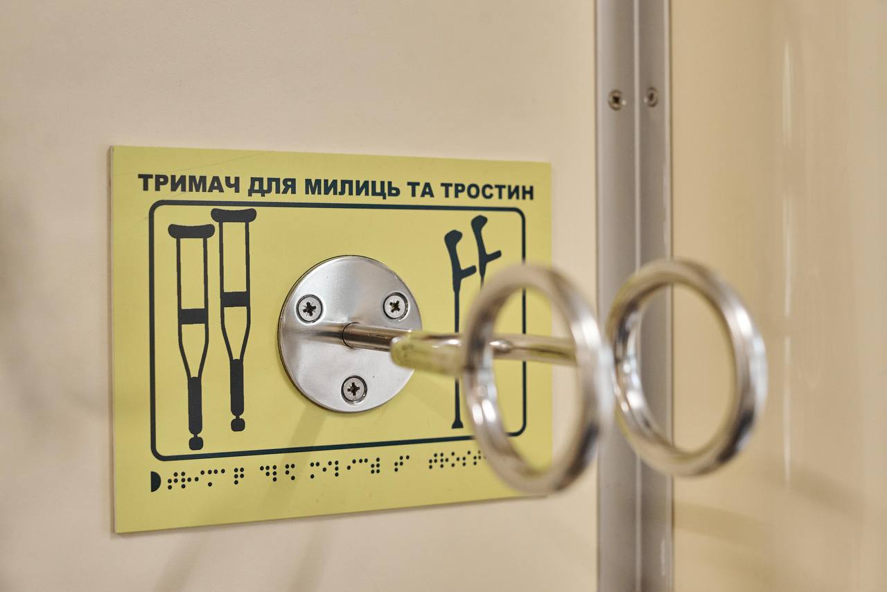 Укрзалізниця показала нові інклюзивні вагони: можуть використовуватись як штабні (фото)