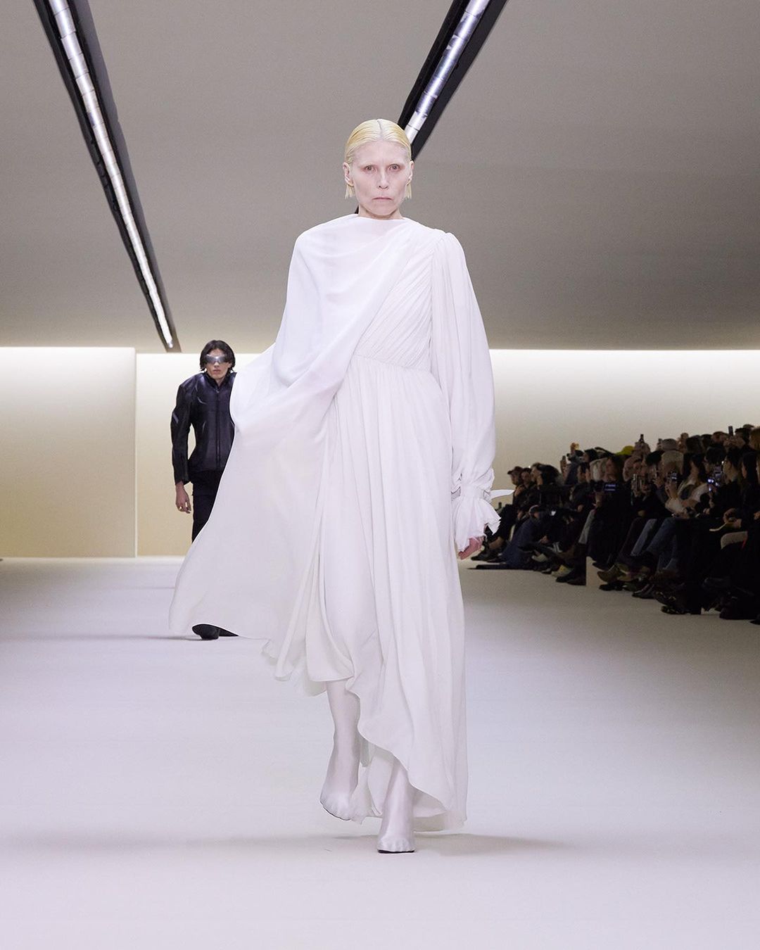 Balenciaga повністю змінила стиль: дивіться фото з секретного показу нової колекції