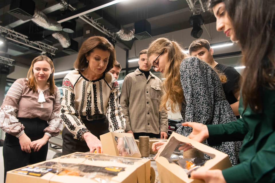 Марина Порошенко и &quot;Солидарная молодежь&quot; собрали 2 тысячи пасхальных корзин для военных