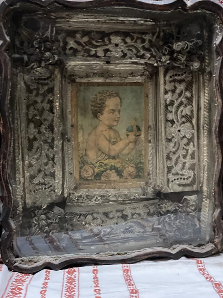 Военные нашли под завалами в Бахмуте удивительные старинные иконы (фото)