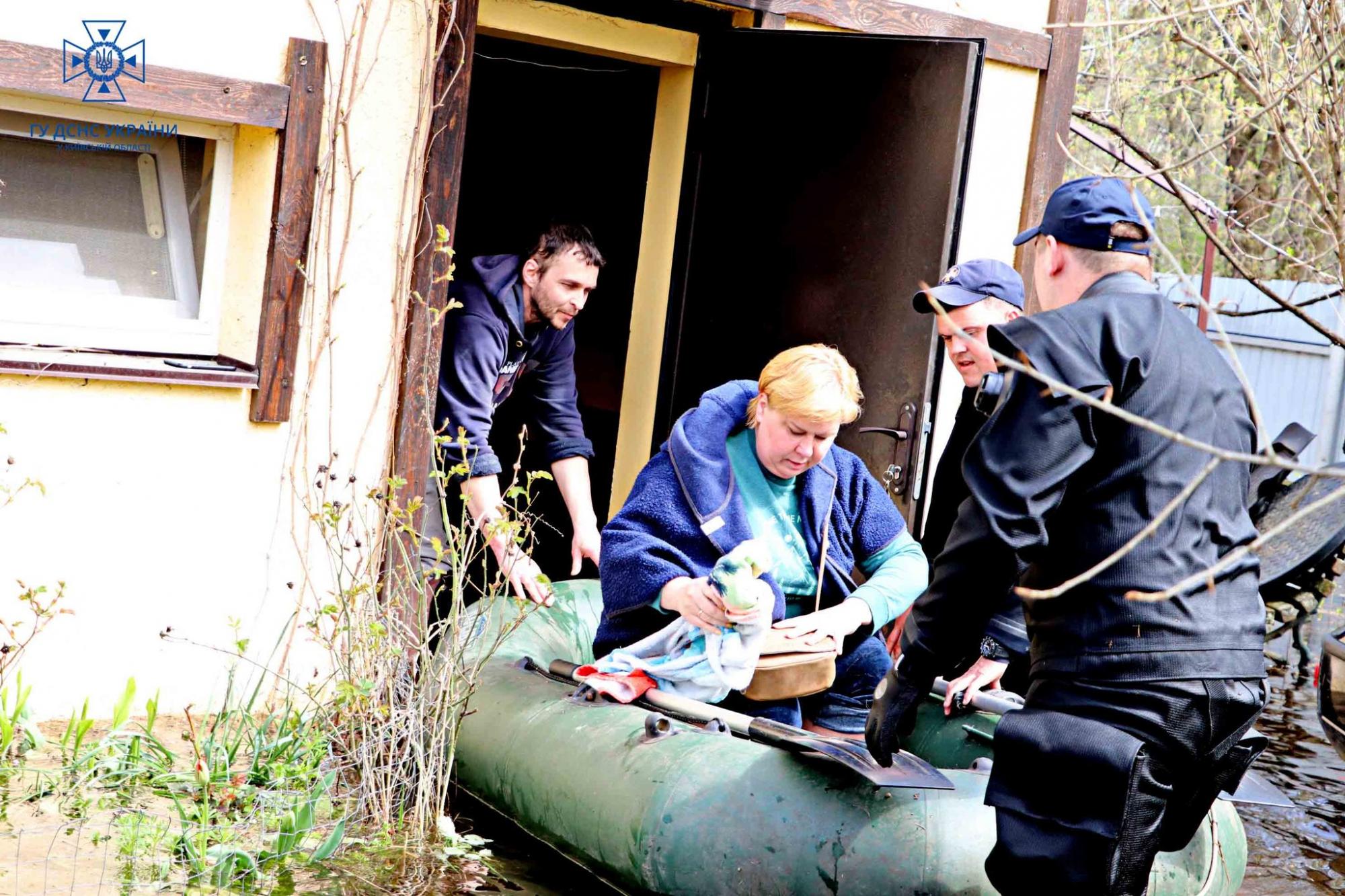 В ГСЧС показали, как героически борются с последствиями &quot;большой воды&quot; в Киеве (фото и видео)