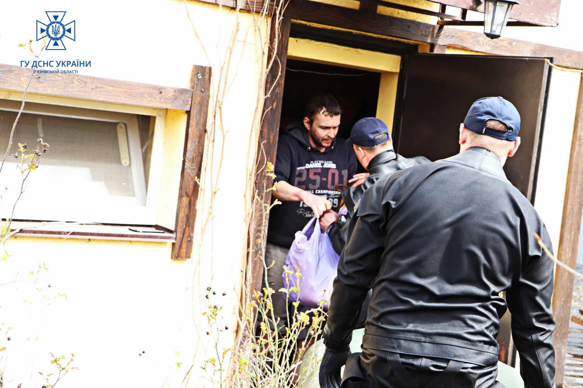 В ГСЧС показали, как героически борются с последствиями &quot;большой воды&quot; в Киеве (фото и видео)