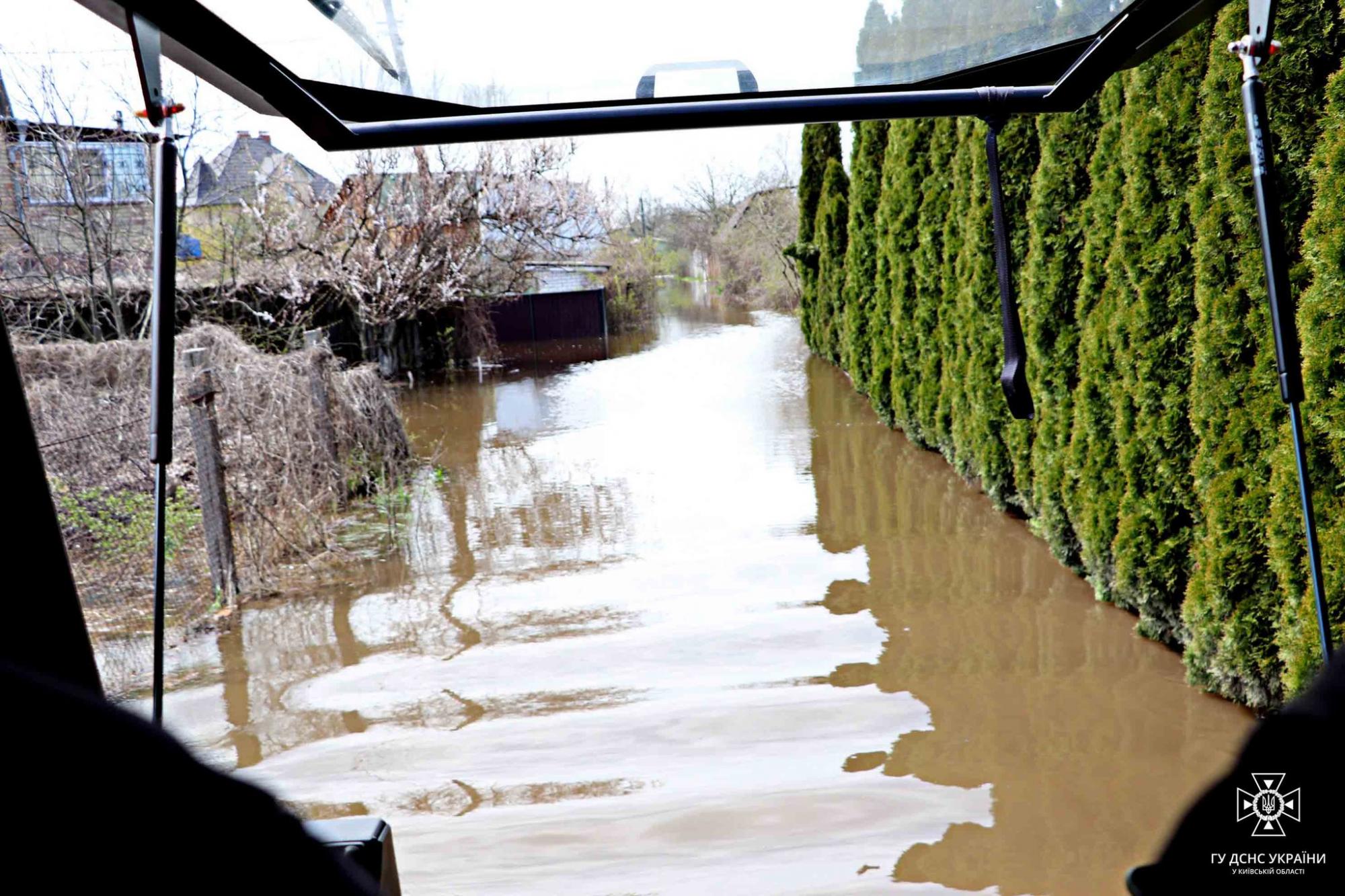 В ГСЧС показали, как героически борются с последствиями &quot;большой воды&quot; в Киеве (фото и видео)