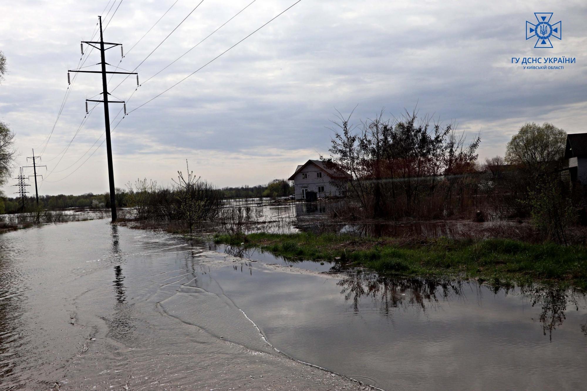 В ГСЧС показали, как героически борются с последствиями &quot;большой воды&quot; в Киеве (фото и видео)