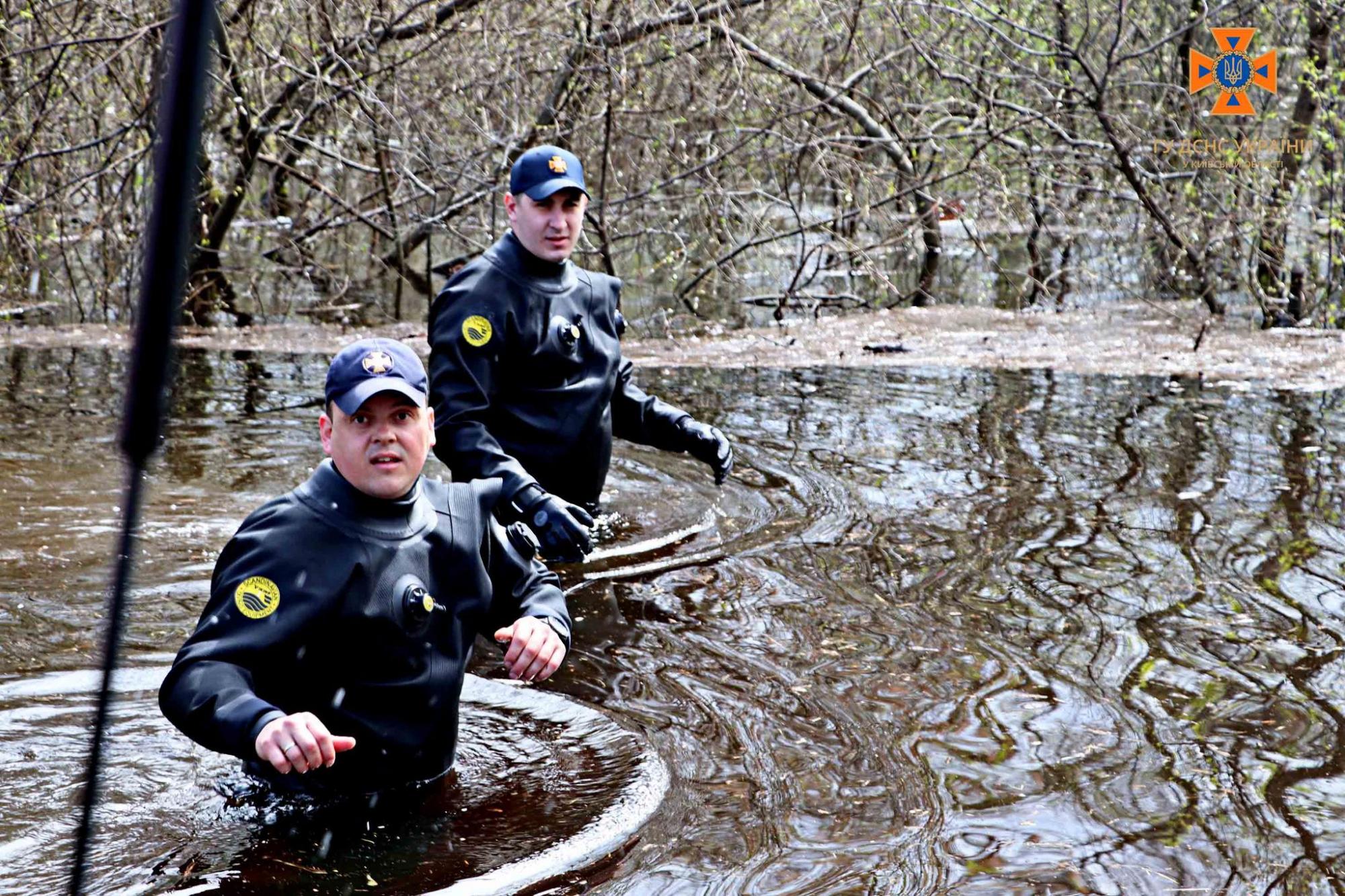 В ГСЧС показали, как героически борются с последствиями &quot;большой воды&quot; в Киеве (фото и видео)