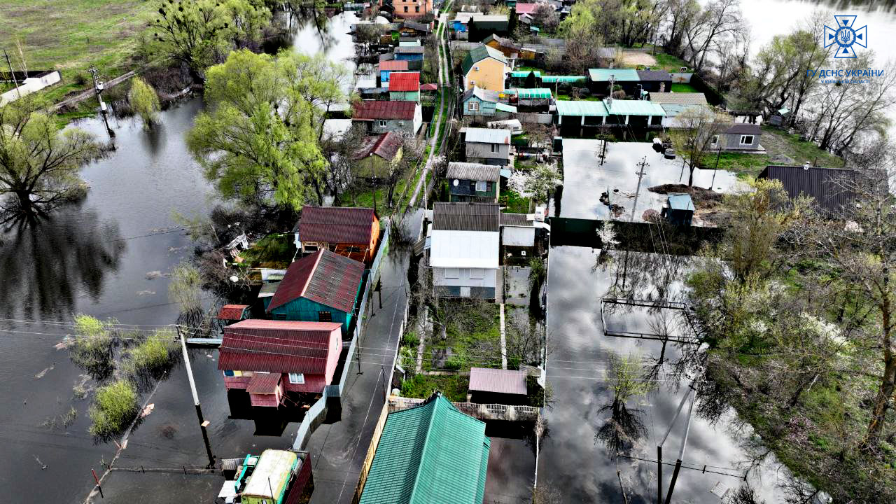 В ГСЧС показали, как героически борются с последствиями &quot;большой воды&quot; в Киеве (фото и видео)