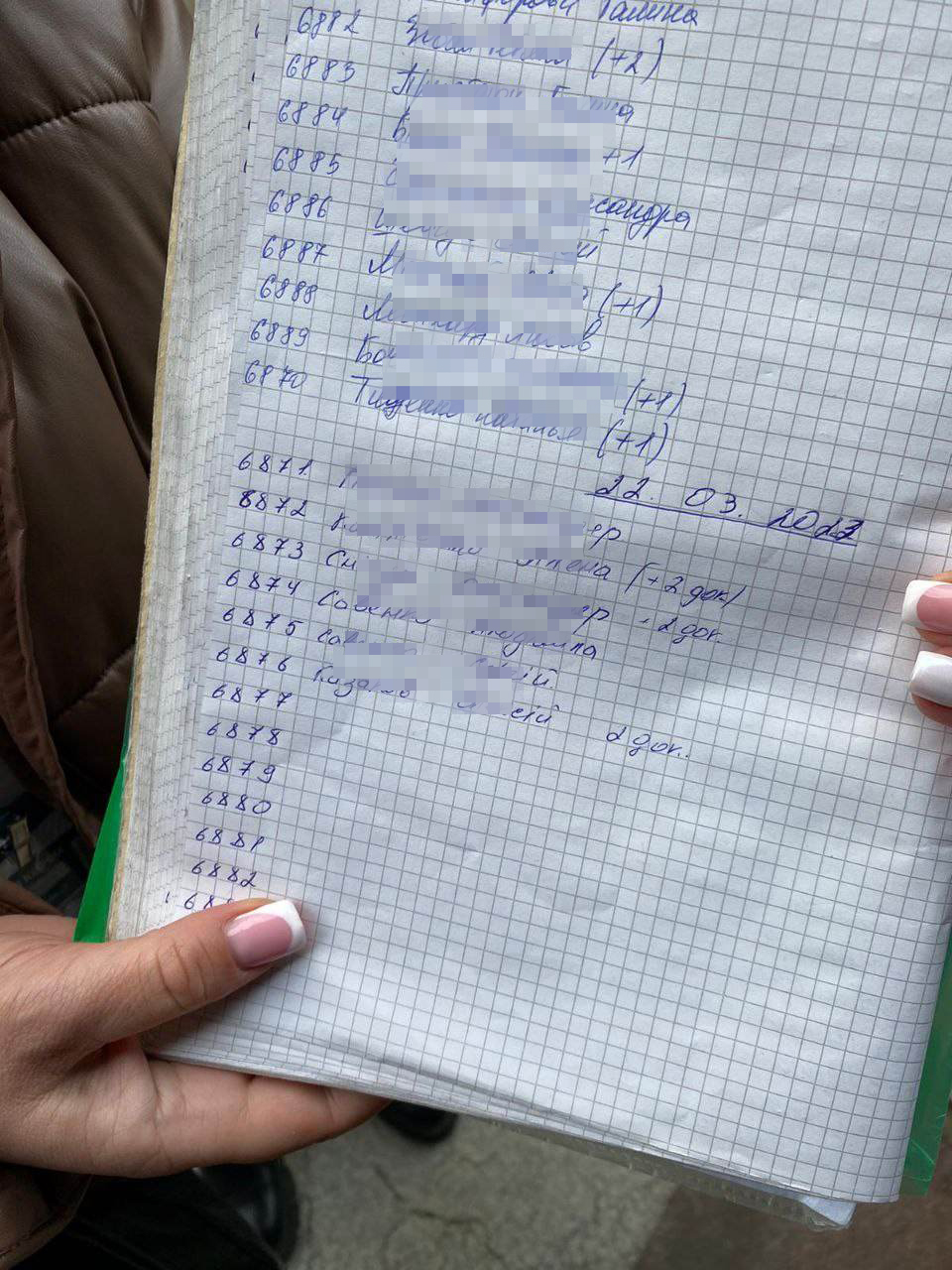&quot;У черзі – 6 тисяч людей&quot;. З чим стикаються українці у паспортному сервісі у Празі