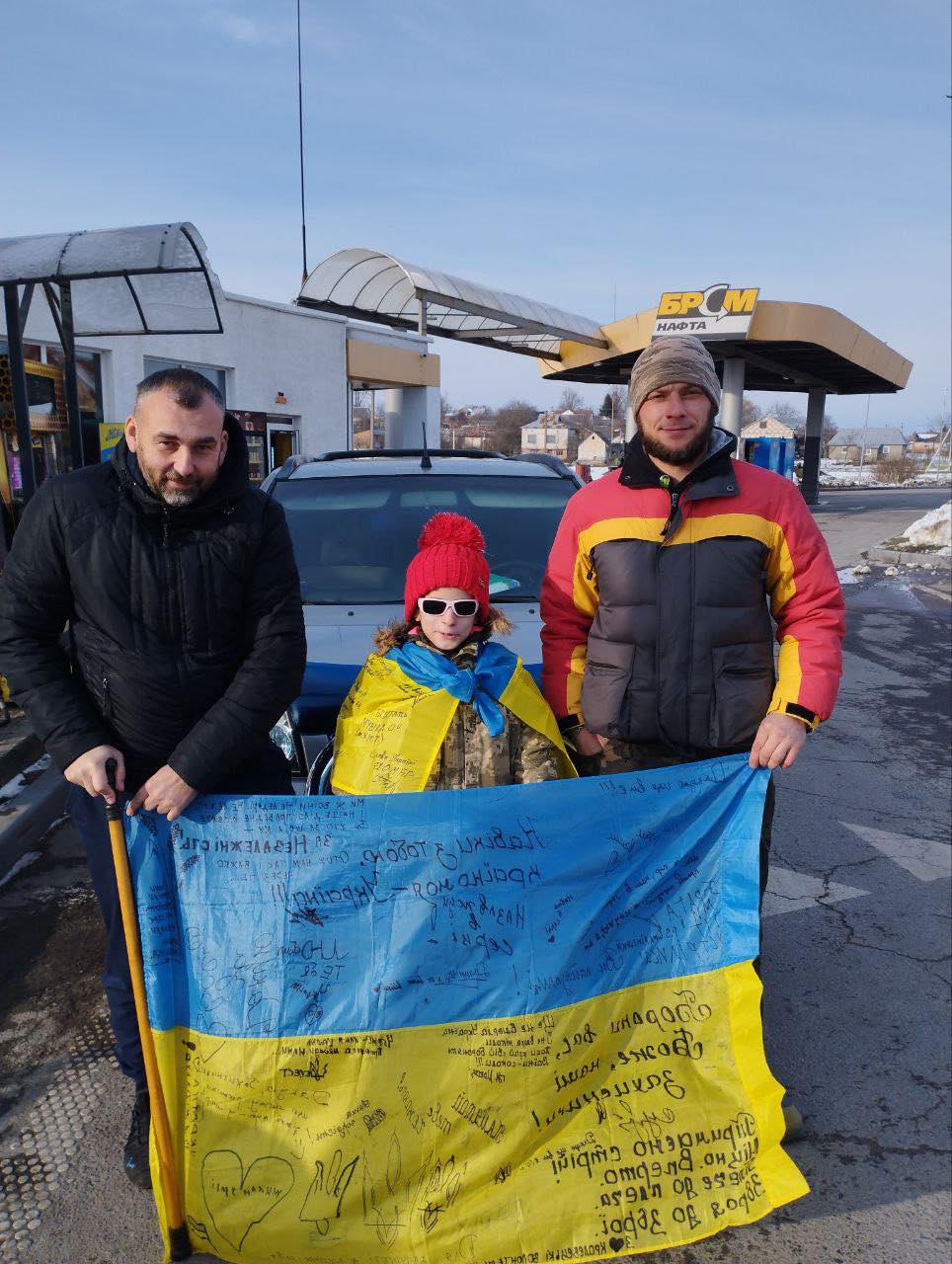 Юная незрячая певица насобирала для воинов ВСУ на дрон, авто и рации (фото)