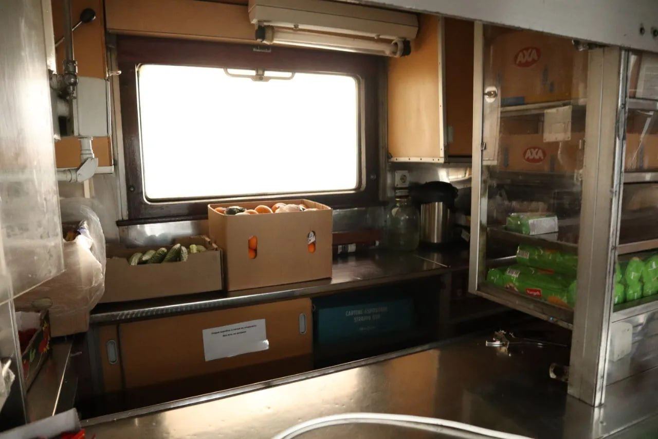 В Укрзализныце показали поезд, спасающий жизни: чем он отличается от обычного (фото)