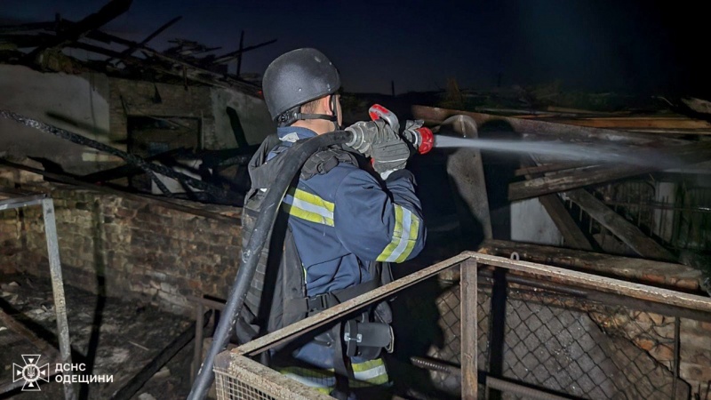 Russia strikes Ukraine overnight: High-rise in Dnipro hit, Mykolaiv on fire