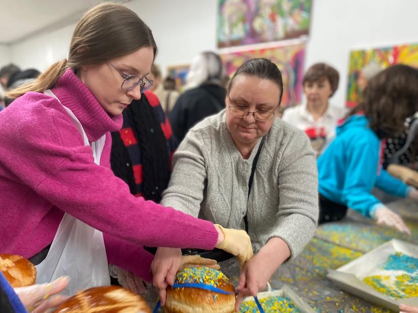 Во Львове создали самый большой тризуб из пасок: смотрите, как установили новый рекорд Украины