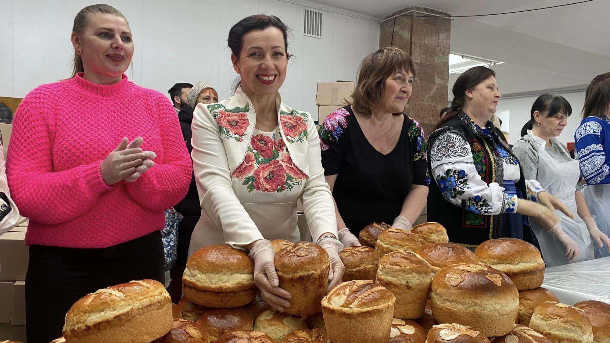 Во Львове создали самый большой тризуб из пасок: смотрите, как установили новый рекорд Украины
