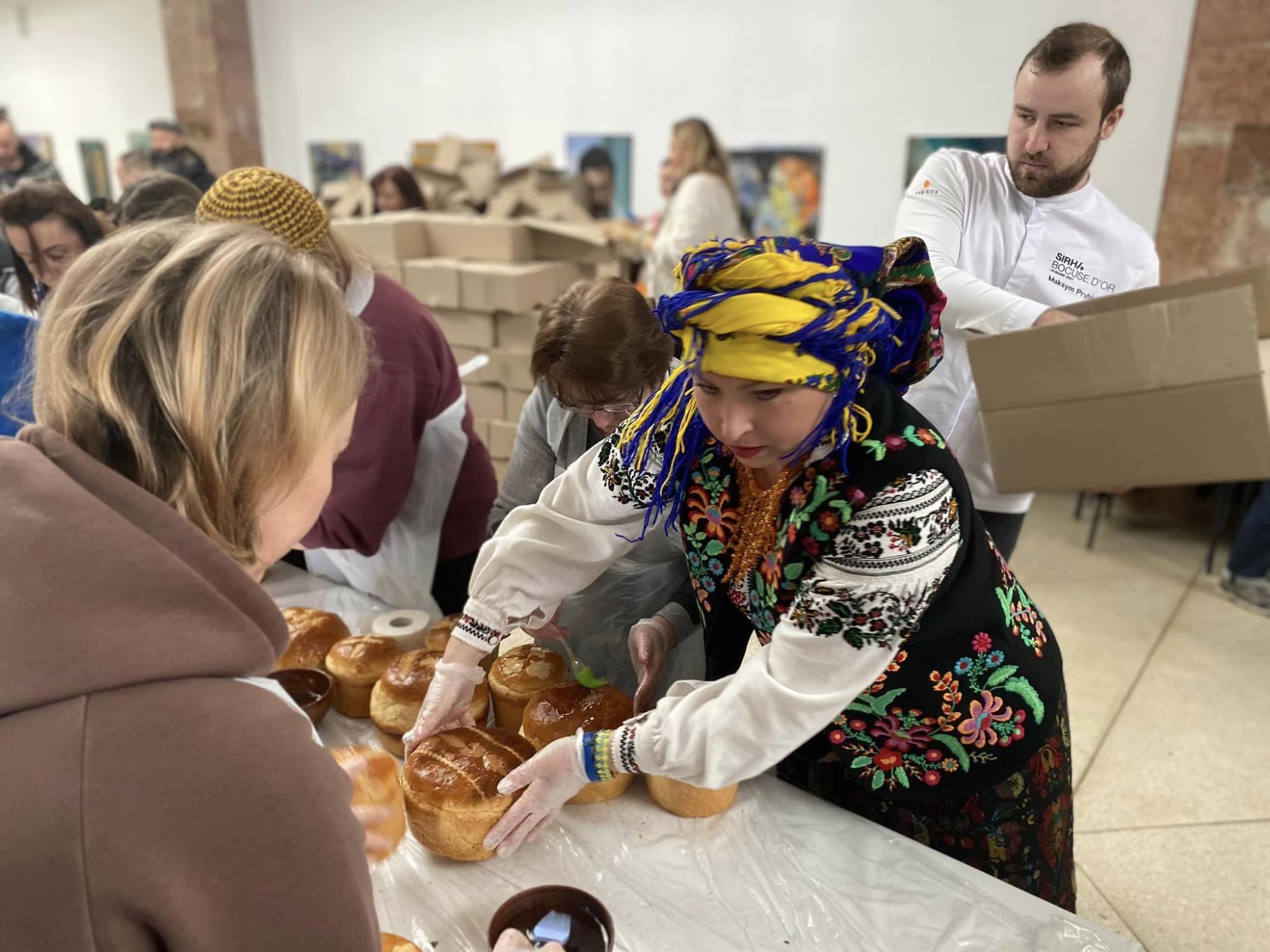 Во Львове создали самый большой тризуб из пасок: смотрите, как установили новый рекорд Украины