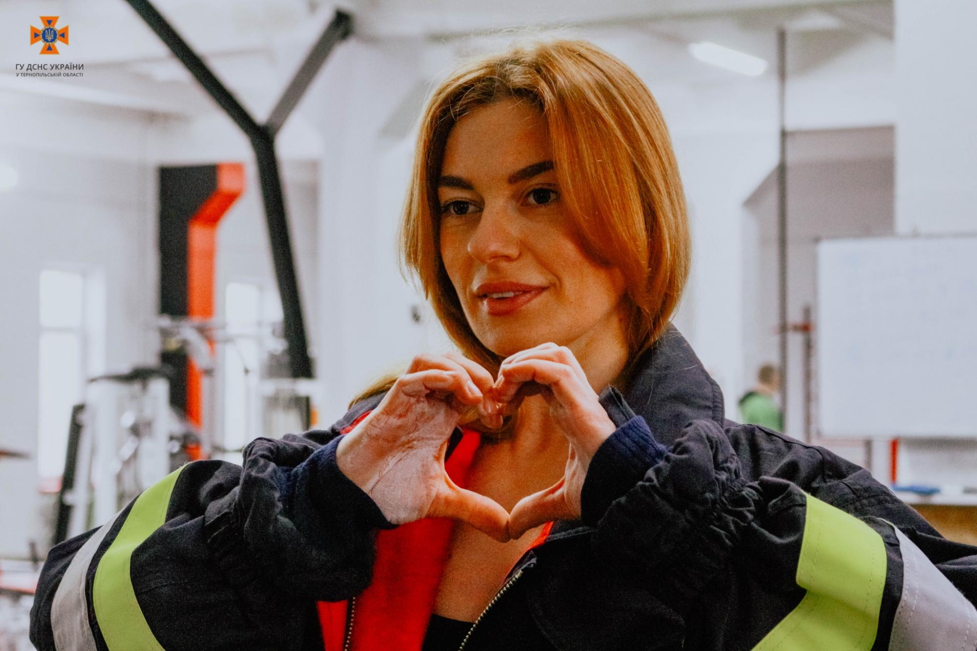 Это поразительно! Украинская спасательница надела форму, выполняя упражнения на перекладине