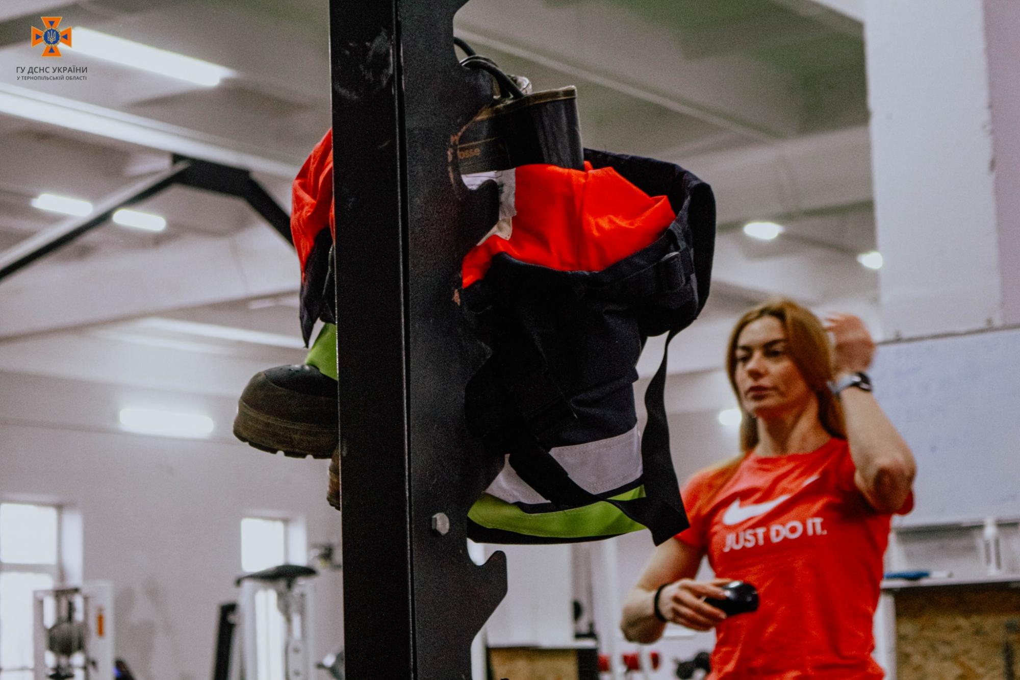 Это поразительно! Украинская спасательница надела форму, выполняя упражнения на перекладине