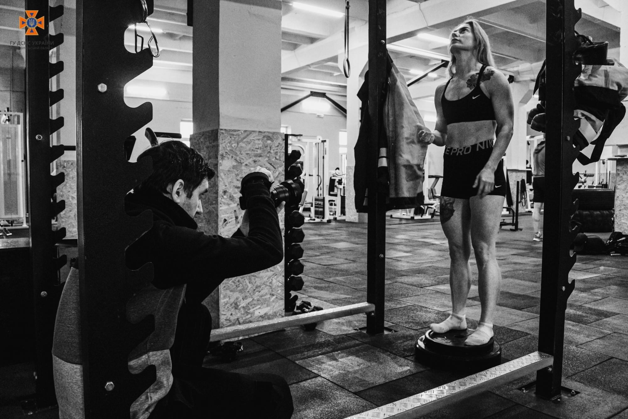 Это поразительно! Украинская спасательница надела форму, выполняя упражнения на перекладине