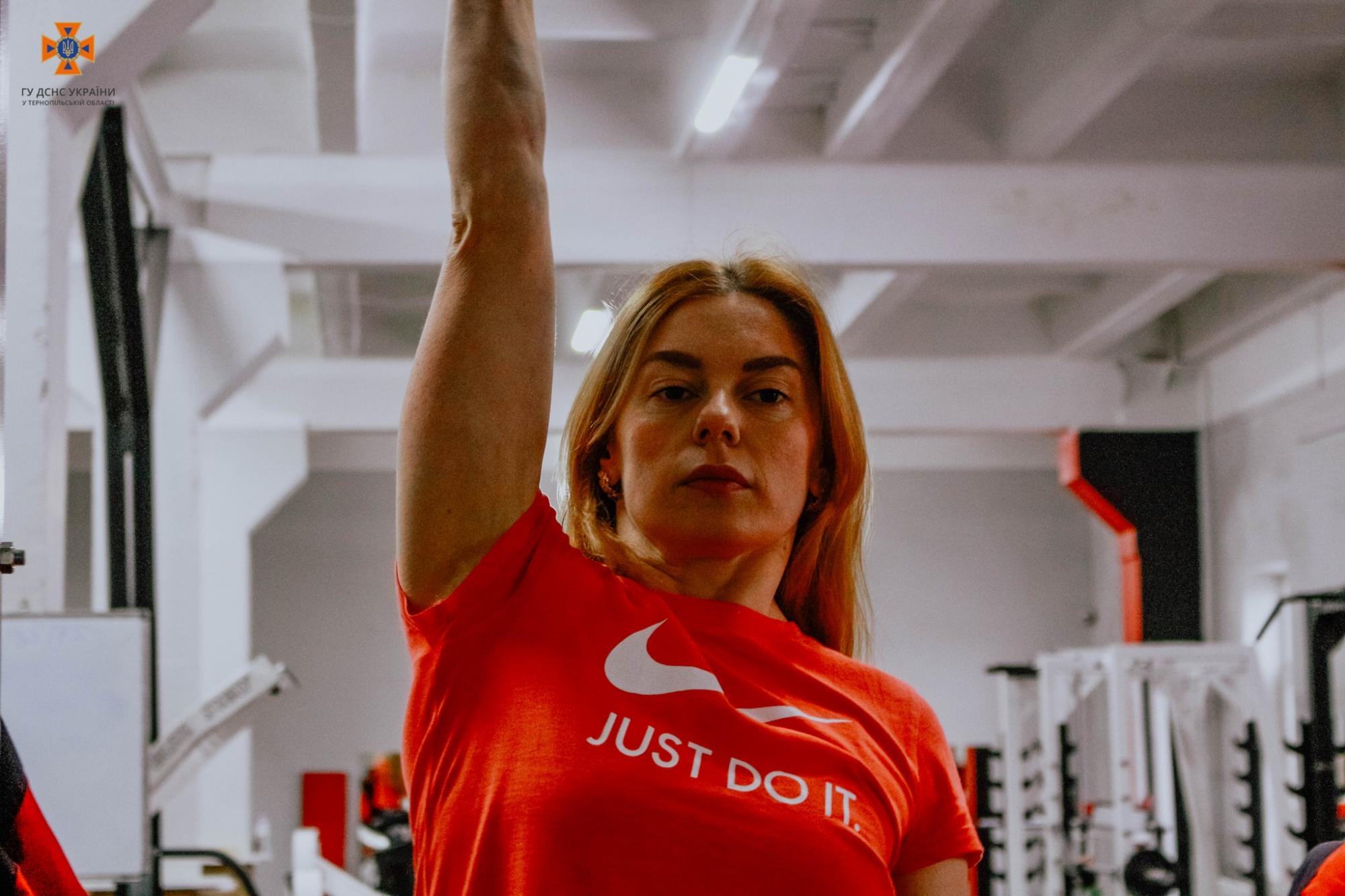 Это поразительно! Украинская спасательница надела форму, выполняя упражнения на перекладине