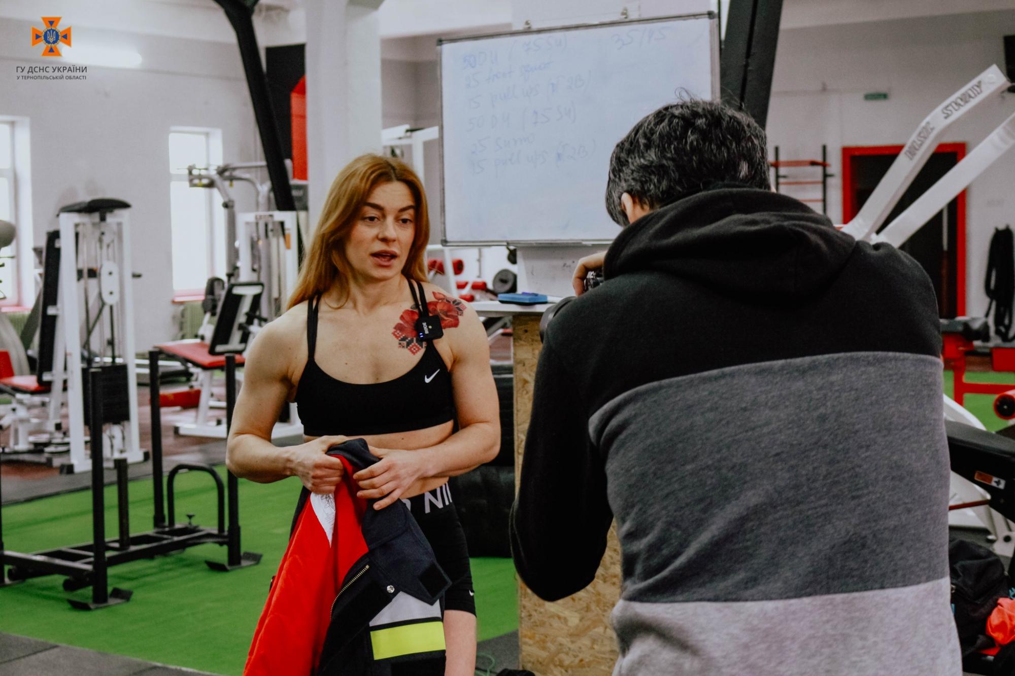 Это поразительно! Украинская спасательница надела форму, выполняя упражнения на перекладине