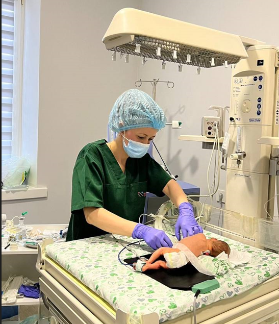 В Ровно новорожденному ребенку сделали операцию на сердце: девочка весила всего 800 граммов (фото)