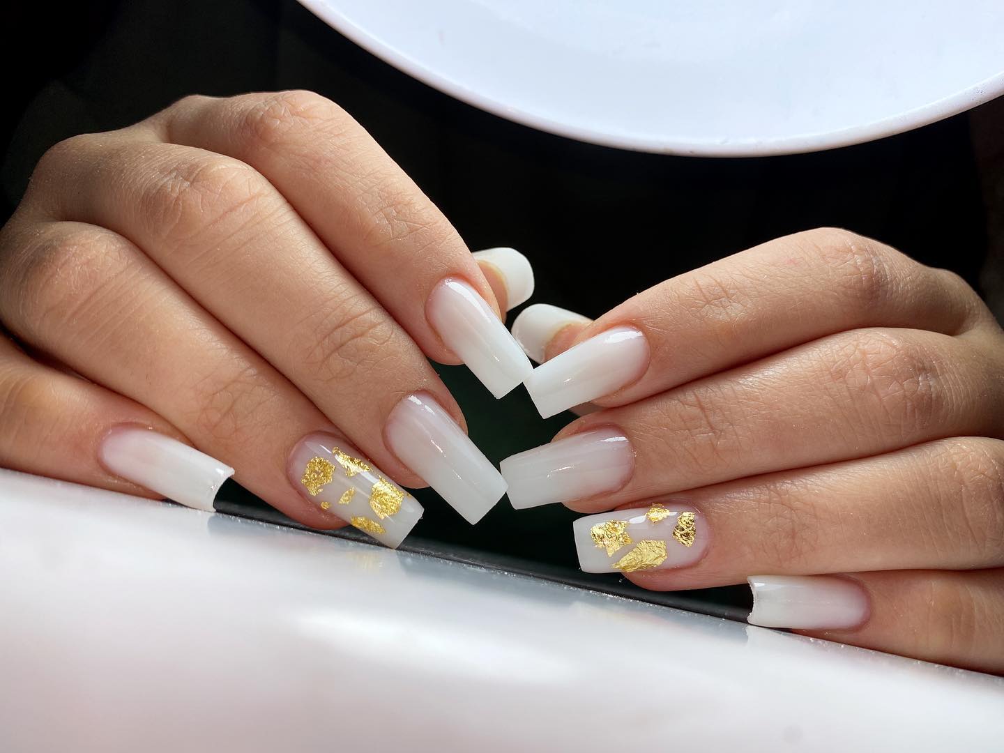 Белый маникюр не выходит из моды: идеи стильных дизайнов на осень 2024