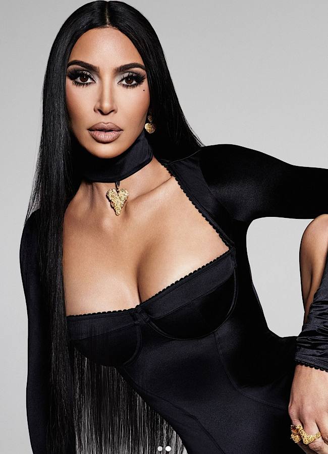 Ким Кардашьян в атласном черном боди показала крошечную талию