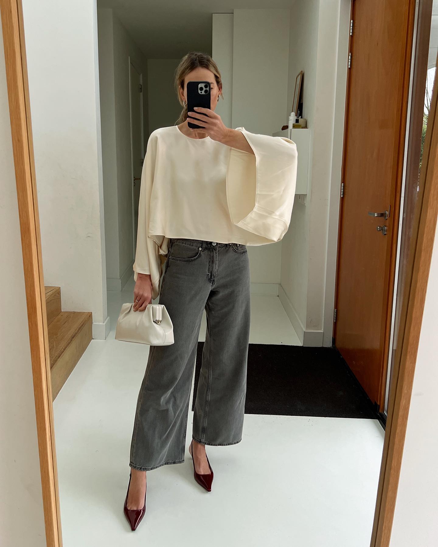 Сірий - не означає нудний: блогерка показала, з чим носити трендові джинси