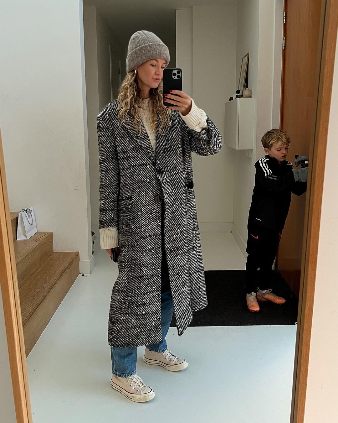 Как модно одеваться зимой: топ-5 трендовых вещей, которые следует добавить в свой гардероб в 2025 году